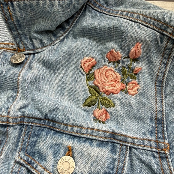 Guess Floral Embroidered Rose Denim Jacket Light Wash Trucker Boho Size Medium - Picture 8 of 11